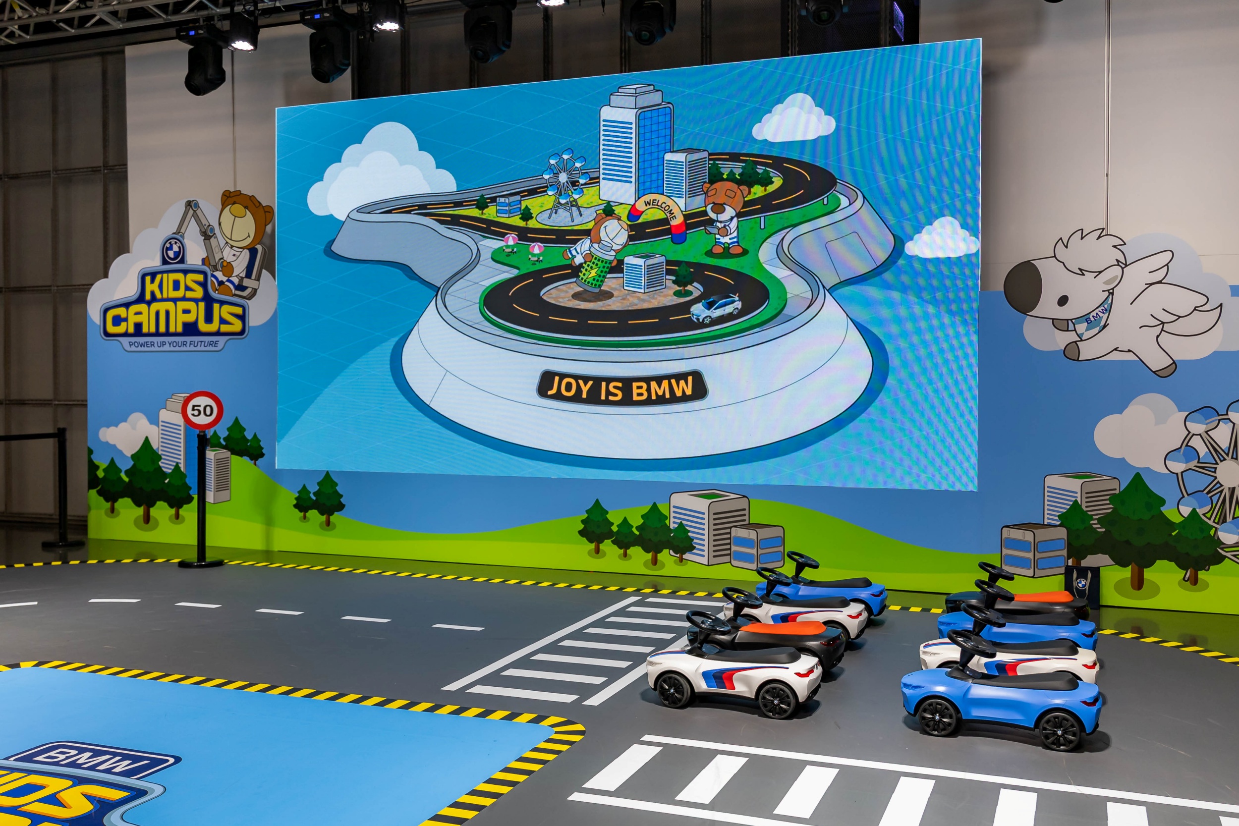 [新聞照片二] BMW Kids Campus 始終秉持寓教於樂的初衷，期望透過親身體驗與沉浸式互動，帶領小朋友們提前探索未來的移動樣貌。